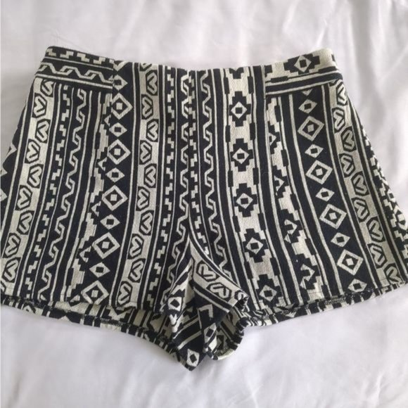 Forever 21 Black and White Aztec Geometric print boho short shorts size M - Picture 5 of 7